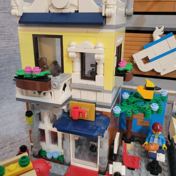 Lego Creator 3 in 1 Townhouse Pet Shop & Café 31097 - Picture 5 of 8